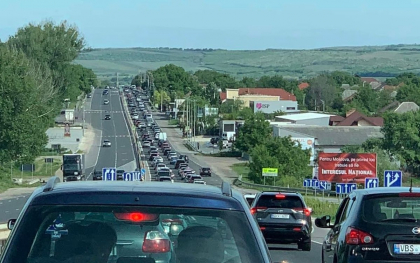 Oamenii părăsesc orașul și pleacă la țară de Paștele Blajinilor - FOTO