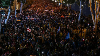 50.000 de georgieni au protestat, pe o ploaie torențială, împotriva legii „agenților străini” inspirată din Rusia - VIDEO