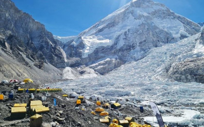 Un nepalez și un britanic au stabilit noi recorduri pentru cele mai multe urcări pe Everest Un nepalez și un britanic au stabilit noi recorduri pentru cele mai multe urcări pe Everest