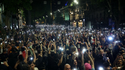 Georgienii au protestat din nou în ciuda avertismentelor că vor fi arestaţi. Premierul -decis să treacă legea controversată
Georgienii au protestat din nou în ciuda avertismentelor că vor fi arestaţi. Premierul -decis să treacă legea controversată