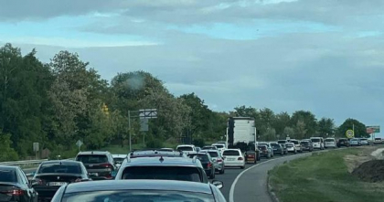 Moldovenii se întorc de la Paștele Blajinilor. S-au format ambuteiaje pe drumurile care duc spre Chișinău - FOTO