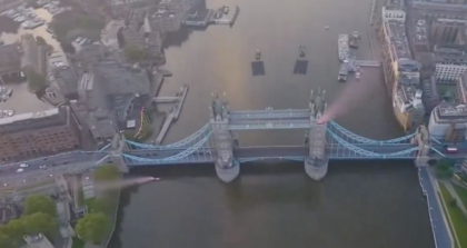 Incredibilul salt făcut de doi parașutiști în costum wingsuite prin Tower Bridge din Londra - VIDEO Incredibilul salt făcut de doi parașutiști în costum wingsuite prin Tower Bridge din Londra - VIDEO