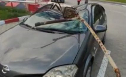 Ghinion pentru un șofer. O mașină a fost distrusă, după ce un pilon electric a căzut la pământ. Imagini de la locul incidentului - VIDEO