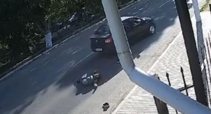 Imagini cu impact emoțional. Un șofer care mergea cu viteză mare a lovit un băiat pe o trecere de pietoni, la Ocnița - VIDEO Imagini cu impact emoțional. Un șofer care mergea cu viteză mare a lovit un băiat pe o trecere de pietoni, la Ocnița - VIDEO