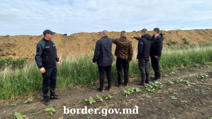 Patru ucraineni - documentați, după ce au fost prinși trecând ilegal frontiera moldo-ucraineană
Patru ucraineni - documentați, după ce au fost prinși trecând ilegal frontiera moldo-ucraineană
