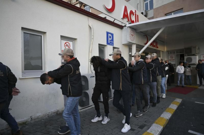 Turcia a arestat într-o singură zi peste 500 de persoane pe care le acuză de legături cu cel mai mare inamic al președintelui Erdogan
Turcia a arestat într-o singură zi peste 500 de persoane pe care le acuză de legături cu cel mai mare inamic al președintelui Erdogan