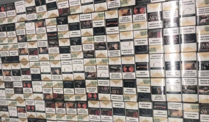 Valiza ticsită cu țigări. Câte pachete au încăput în bagajul unui moldovean, prins pe Aeroportul Internațional Chișinău - FOTO
Valiza ticsită cu țigări. Câte pachete au încăput în bagajul unui moldovean, prins pe Aeroportul Internațional Chișinău - FOTO