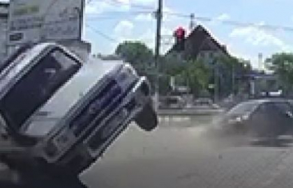 Accident grav la Ceadîr-Lunga. O ambulanță s-a răsturnat, după ce a fost lovită în plin de o mașină ce se deplasa cu viteză mare. Momentul, surprins de o cameră de bord - VIDEO Accident grav la Ceadîr-Lunga. O ambulanță s-a răsturnat, după ce a fost lovită în plin de o mașină ce se deplasa cu viteză mare. Momentul, surprins de o cameră de bord - VIDEO