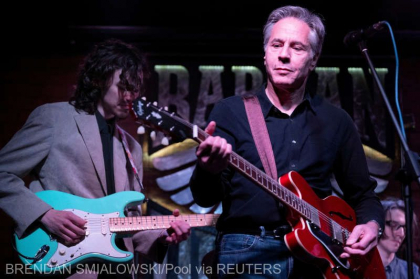 Antony Blinken a cântat la chitară într-un bar din Kiev în semn de susţinere a Ucrainei - VIDEO