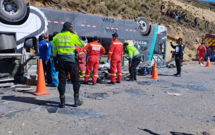 Un autobuz a căzut într-o prăpastie în Peru. Cel puţin 16 morţi - VIDEO Un autobuz a căzut într-o prăpastie în Peru. Cel puţin 16 morţi - VIDEO