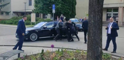 Momentul în care Robert Fico, premierul Slovaciei, e dus spre mașină după ce a fost împușcat - VIDEO Momentul în care Robert Fico, premierul Slovaciei, e dus spre mașină după ce a fost împușcat - VIDEO