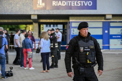 Starea premierului Robert Fico este „extrem de gravă”. Ministrul Apărării, Robert Kalinak: „E încă în sala de operație"
Starea premierului Robert Fico este „extrem de gravă”. Ministrul Apărării, Robert Kalinak: „E încă în sala de operație"