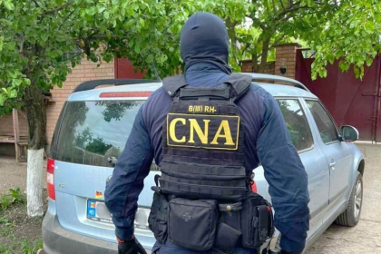 Doi chișinăuieni, reținuți de CNA pentru că ar fi pretins 8000 euro pentru a ajuta un șofer să-și recapete dreptul de a conduce - VIDEO
