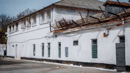 Ce pedeapsa riscă bărbatul care și-a stropit soția cu acid, iar substanța a ajuns și pe fetița lor care încerca să-și ajute mama