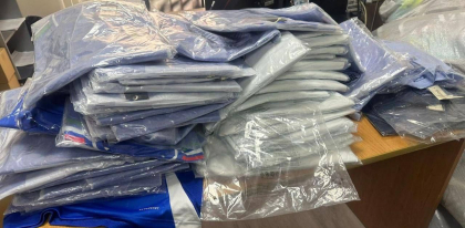 A încercat să treacă frontiera cu încălțăminte și haine cu inscripțiile unor branduri renumite în cantități comerciale, fără a le declara. Un moldovean - documentat la vama Leușeni - FOTO