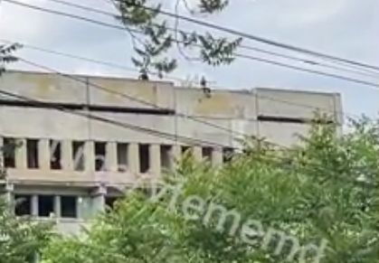 Un tânăr amenință că se aruncă în gol de pe acoperișul unei clădiri din capitală. Imagini de la locul incidentului - VIDEO