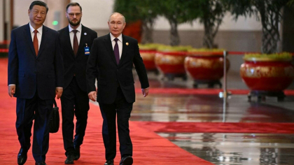 „Cu valiza nucleară la purtător”. Cum au fost văzuți Putin și Xi în timp ce mergeau spre o întâlnire - VIDEO