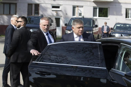 Robert Fico este în continuare în „stare gravă”, dar stabilă după tentativa de asasinat
Robert Fico este în continuare în „stare gravă”, dar stabilă după tentativa de asasinat