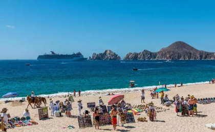 Turiști fugăriți și atacați de un taur pe o plajă populară din Mexic - VIDEO Turiști fugăriți și atacați de un taur pe o plajă populară din Mexic - VIDEO