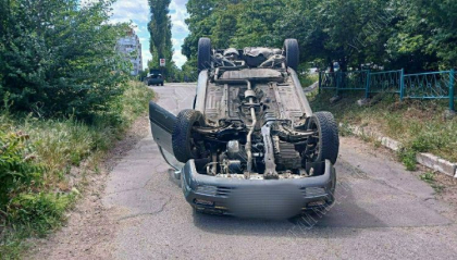 A încercat să fugă de poliție. Un sofer de taxi - reținut, după ce a urcat beat la volan și s-a răsturnat - FOTO A încercat să fugă de poliție. Un sofer de taxi - reținut, după ce a urcat beat la volan și s-a răsturnat - FOTO
