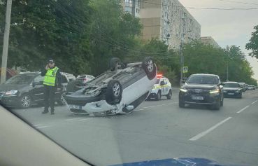 Accident violent în capitală. O femeie - transportată la spital, după ce două mașini s-au lovit puternic. Imagini de la locul incidentului - FOTO Accident violent în capitală. O femeie - transportată la spital, după ce două mașini s-au lovit puternic. Imagini de la locul incidentului - FOTO
