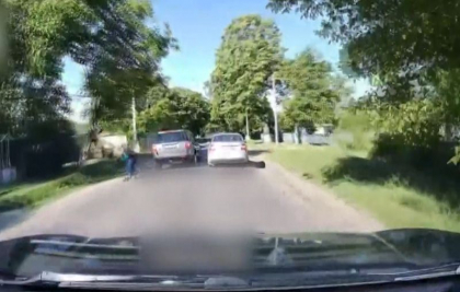 Depășire periculoasă: Momentul în care mașina lovește o femeie ce se deplasa pe lângă drum - FOTO/ VIDEO