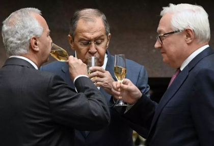 Noi amenințări ale Moscovei pentru NATO și Occident: „Rusia va lăsa deoparte tema „liniilor roşii” și va răspunde la orice comportament nuclear ambiguu”