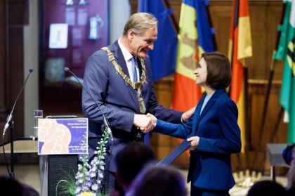 Maia Sandu a primit premiul „Robert Blum pentru Democrație 2024”. Despre ce sumă este vorba și ce își propune șefa statului să facă cu banii Maia Sandu a primit premiul „Robert Blum pentru Democrație 2024”. Despre ce sumă este vorba și ce își propune șefa statului să facă cu banii