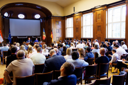 Maia Sandu, la întâlnire cu un grup de moldoveni din Germania: „Cetățenii noștri de peste hotare sunt adevărați ambasadori ai Moldovei” Maia Sandu, la întâlnire cu un grup de moldoveni din Germania: „Cetățenii noștri de peste hotare sunt adevărați ambasadori ai Moldovei”