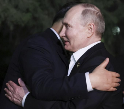 „Bravo lor”: Casa Albă ironizează îmbrățișarea dintre Xi și Putin
„Bravo lor”: Casa Albă ironizează îmbrățișarea dintre Xi și Putin