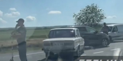 Accident violent la Telenești. Trei mașini au fost avariate, după ce un șofer a ieșit pe contrasens și a lovit alte două automobile. Imagini de la locul incidentului - VIDEO Accident violent la Telenești. Trei mașini au fost avariate, după ce un șofer a ieșit pe contrasens și a lovit alte două automobile. Imagini de la locul incidentului - VIDEO