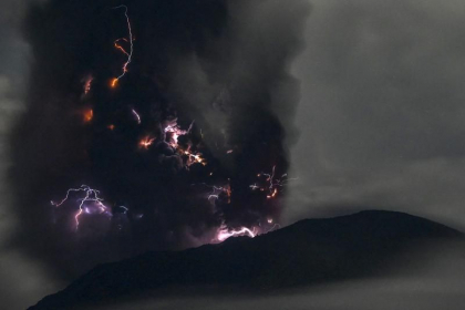 Erupție spectaculoasă a vulcanului Ibu din Indonezia, cu fulgere roșii și mov în jurul craterului - FOTO