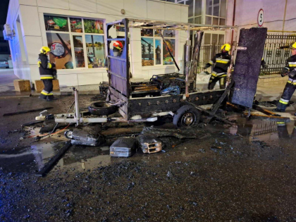 Două remorci au luat foc pe o stradă din capitală. Trei echipaje de pompieri au intervenit. Precizările IGSU - FOTO Două remorci au luat foc pe o stradă din capitală. Trei echipaje de pompieri au intervenit. Precizările IGSU - FOTO