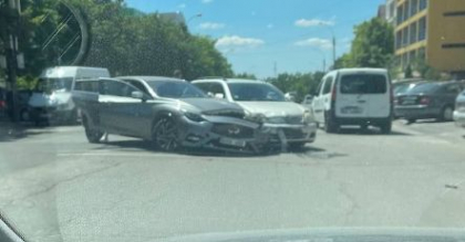 Două mașini au fost avariate, după ce s-au lovit pe o stradă din capitală. Imagini de la locul incidentului - FOTO