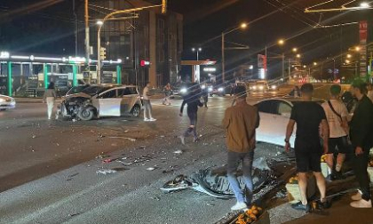 Accident violent în capitală. Două mașini au fost avariate, după ce s-au lovit puternic. Imagini de la locul incidentului - FOTO/VIDEO Accident violent în capitală. Două mașini au fost avariate, după ce s-au lovit puternic. Imagini de la locul incidentului - FOTO/VIDEO