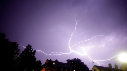 Cel puţin 10 persoane au fost rănite de fulger, În Germania. Patru sunt în stare gravă
Cel puţin 10 persoane au fost rănite de fulger, În Germania. Patru sunt în stare gravă