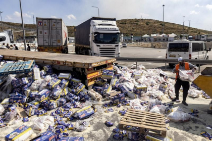 Soldații și polițiștii israelieni îi sprijină pe activiștii evrei care blochează și vandalizează convoaiele cu ajutoare pentru Gaza - The Guardian Soldații și polițiștii israelieni îi sprijină pe activiștii evrei care blochează și vandalizează convoaiele cu ajutoare pentru Gaza - The Guardian
