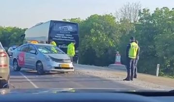 Accident violent în capitală. Două persoane - transportate la spital, după ce o mașină de taxi s-a lovit cu un autocar. Imagini de la locul incidentului - VIDEO Accident violent în capitală. Două persoane - transportate la spital, după ce o mașină de taxi s-a lovit cu un autocar. Imagini de la locul incidentului - VIDEO