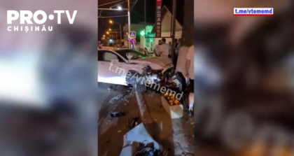 Două mașini au fost făcute zob, după ce s-au ciocnit pe strada Pan Halippa Două mașini au fost făcute zob, după ce s-au ciocnit pe strada Pan Halippa