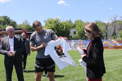 Președintele Maia Sandu, la Hîncești: S-a întâlnit cu jucătorii FC Petrocub și i-a felicitat pentru titlul de campioni ai Moldovei - VIDEO Președintele Maia Sandu, la Hîncești: S-a întâlnit cu jucătorii FC Petrocub și i-a felicitat pentru titlul de campioni ai Moldovei - VIDEO
