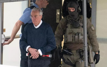 „Nici lider, nici monstru”. Așa-zisul prinț Heinrich al XIII-lea, care a vrut să răstoarne violent guvernul german împreună alți zeci de suspecți, neagă tentativa de lovitură de stat „Nici lider, nici monstru”. Așa-zisul prinț Heinrich al XIII-lea, care a vrut să răstoarne violent guvernul german împreună alți zeci de suspecți, neagă tentativa de lovitură de stat