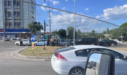 Patru automobile au fost avariate, după ce s-au lovit în lanț pe o stradă din capitală. Imagini de la locul impactului - FOTO
