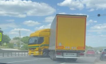 Nu a respectat distanța. Un camion s-a lovit cu un automobil, la Măgdăcești. Imagini de la locul impactului - VIDEO Nu a respectat distanța. Un camion s-a lovit cu un automobil, la Măgdăcești. Imagini de la locul impactului - VIDEO