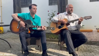 Moment unic și spotan la București. Pe acorduri de chitară, miniștrii Energiei din Republica Moldova și România au cântat „Trenulețul” - VIDEO Moment unic și spotan la București. Pe acorduri de chitară, miniștrii Energiei din Republica Moldova și România au cântat „Trenulețul” - VIDEO