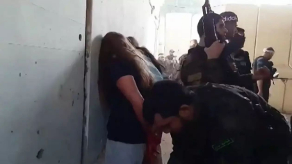 Imagini explicite din timpul răpirii a șapte femei-soldat israeliene, publicate de familii pentru a pune presiune pe Netanyahu. Reacția premierului - VIDEO Imagini explicite din timpul răpirii a șapte femei-soldat israeliene, publicate de familii pentru a pune presiune pe Netanyahu. Reacția premierului - VIDEO