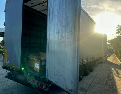 A încercat să treacă frontiera cu bunuri în cantități comerciale pe care nu le-a declarat. Un șofer de camion - documentat la vama Leușeni - FOTO A încercat să treacă frontiera cu bunuri în cantități comerciale pe care nu le-a declarat. Un șofer de camion - documentat la vama Leușeni - FOTO