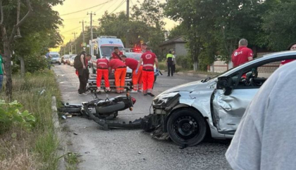 O persoană - transportată la spital, după ce o mașină a lovit o motocicletă, la Bălți. Imagini de la locul impactului - FOTO O persoană - transportată la spital, după ce o mașină a lovit o motocicletă, la Bălți. Imagini de la locul impactului - FOTO