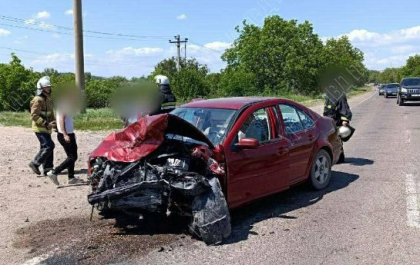 Accident grav în stânga Nistrului. Trei persoane - transportate la spital, după ce două mașini s-au lovit violent. Imagini de la locul incidentului - FOTO Accident grav în stânga Nistrului. Trei persoane - transportate la spital, după ce două mașini s-au lovit violent. Imagini de la locul incidentului - FOTO
