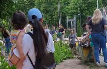 O femeie a avut de suferit, după ce o creangă a căzut peste ea în parcul Valea Trandafirilor. Imagini de la locul incidentului - VIDEO O femeie a avut de suferit, după ce o creangă a căzut peste ea în parcul Valea Trandafirilor. Imagini de la locul incidentului - VIDEO