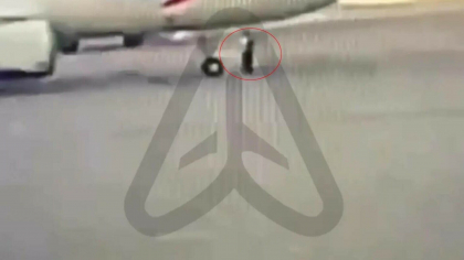 Un bărbat a fost călcat de un avion pe aeroport. Și-a pierdut un picior și este în stare critică - VIDEO